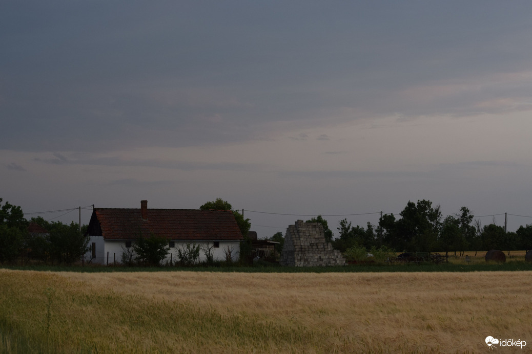 Eső előtti tájkép Dévaványán 4