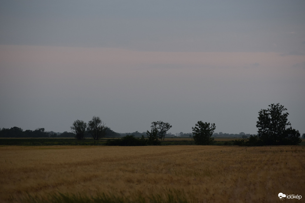 Eső előtti tájkép Dévaványán 2