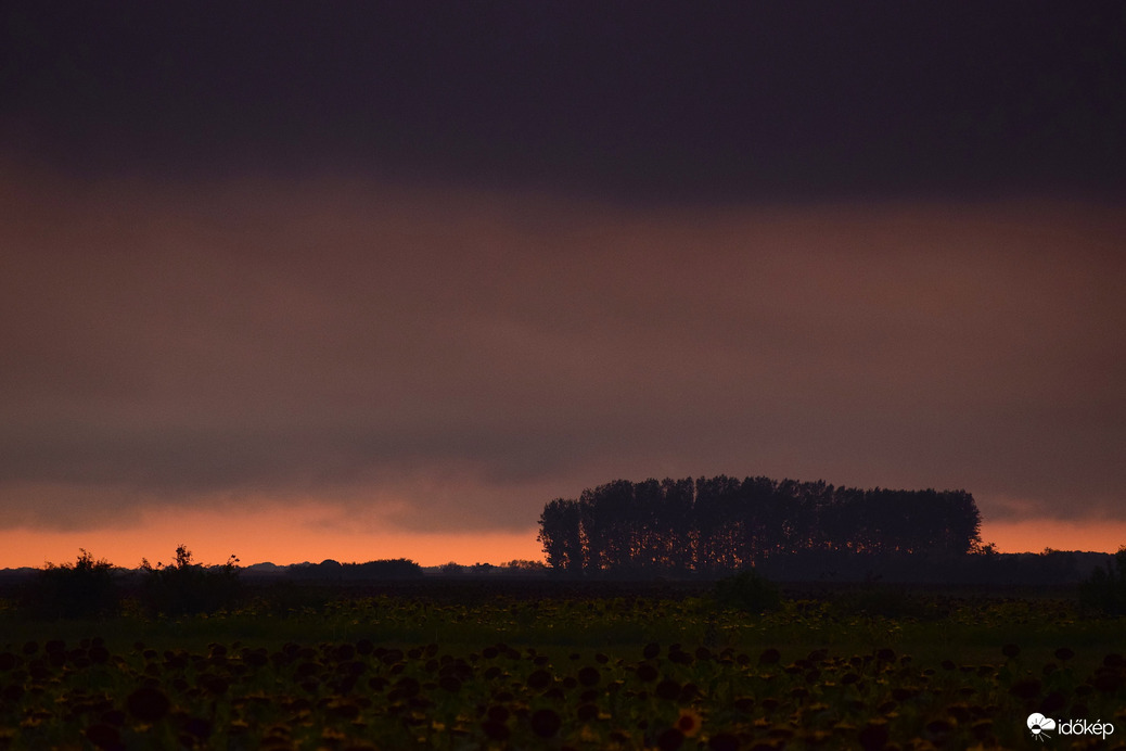 Naplemente előtti színek