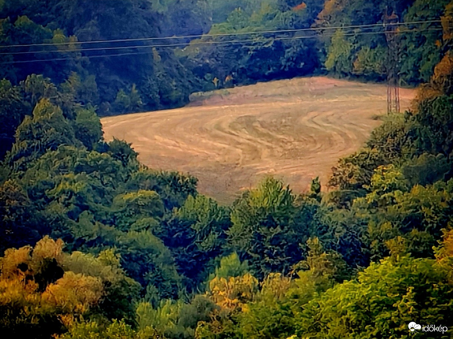 Körbeölelve