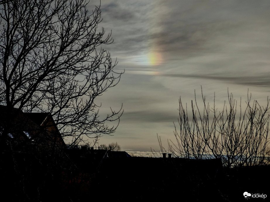 Ionizáló felhő vagy melléknap. 