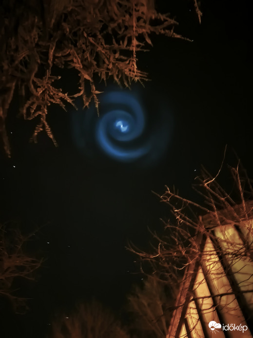 Spirális alakú égi jelenség Balatonalmádi felett