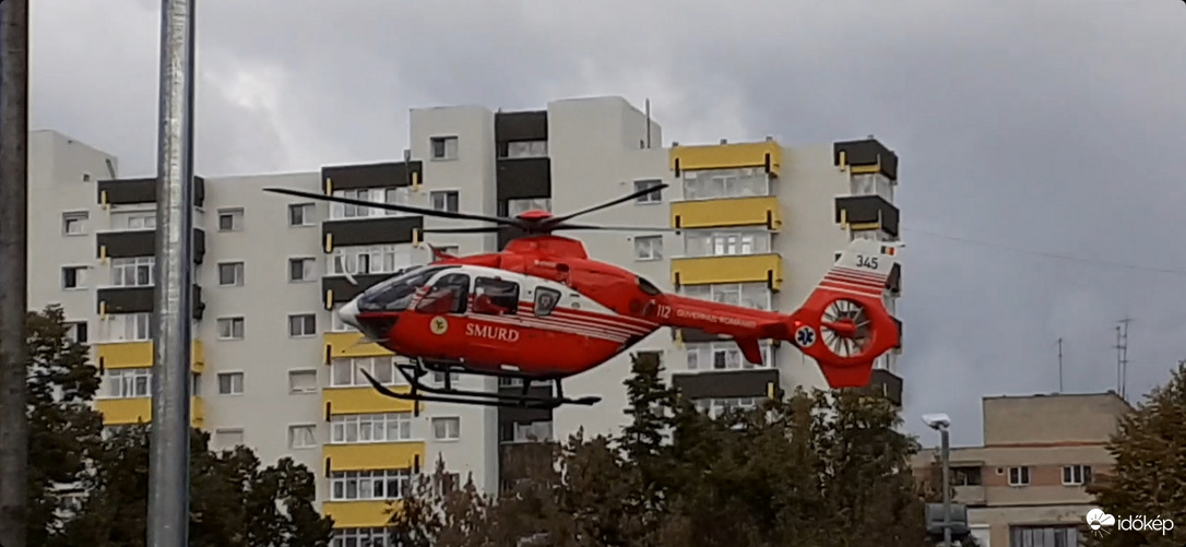 Orvosi helikopter landolás közben. 