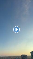 Reggeli fényben csillogó hó táncol