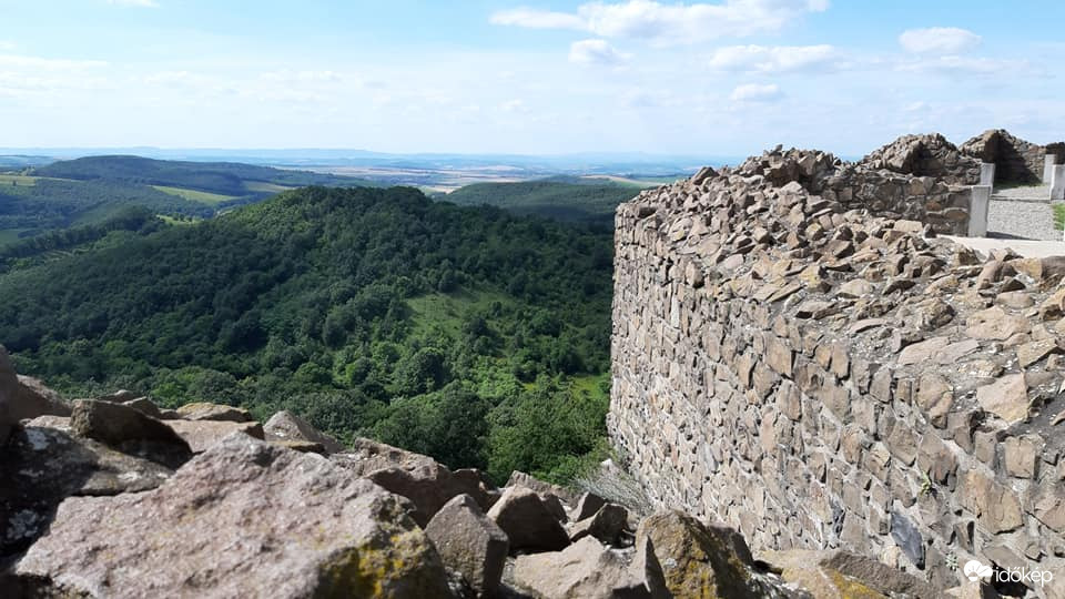Kitekintés Hollókő várából