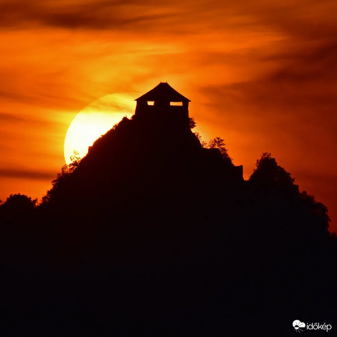 Salgói-vár mögött lenyugvó nap