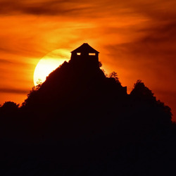 Salgói-vár mögött lenyugvó nap