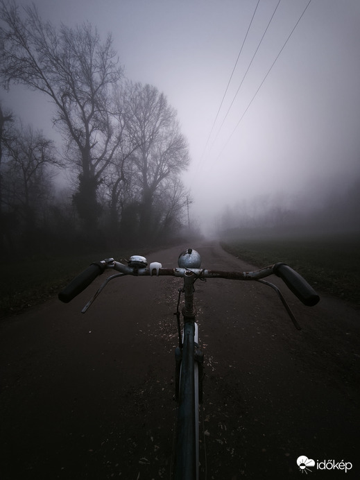 Akkora a köd,hogy a bicikli sem borul el benne :-D