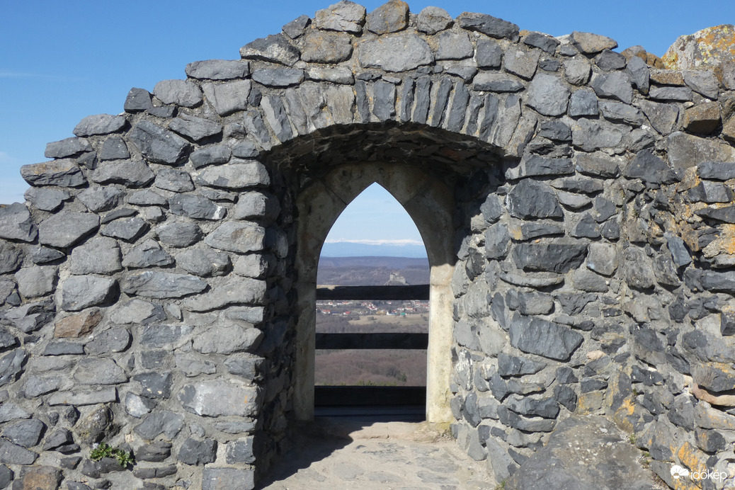 Salgóvárból a Somoskői vár, háttérben a Tátra_2