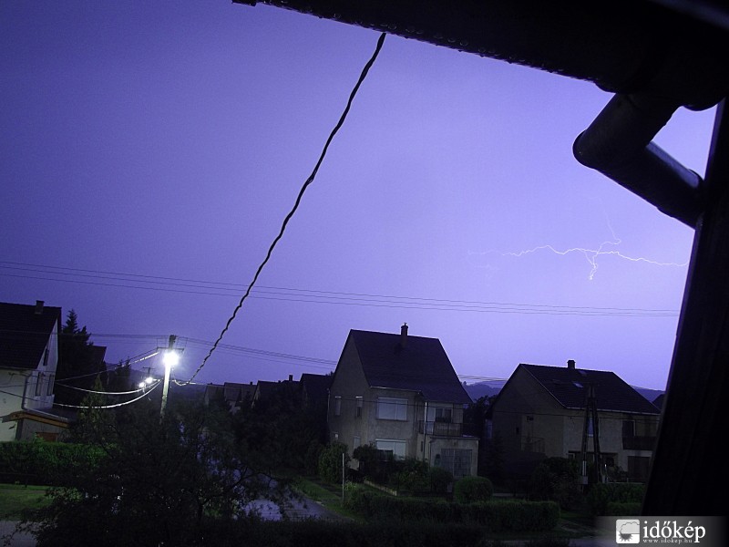 Július 29, hajnali vihar a Komárom-Esztergom megyei Táton