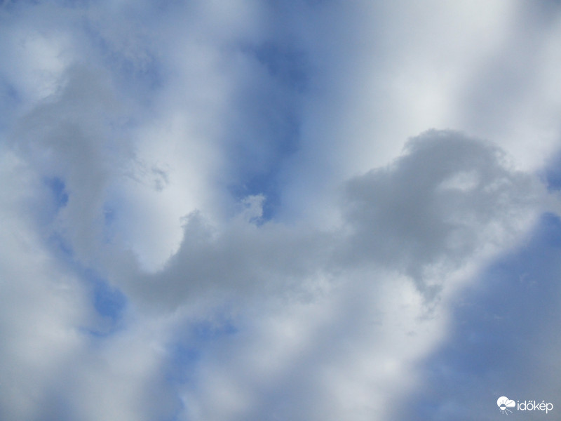 Fura alakú felhő