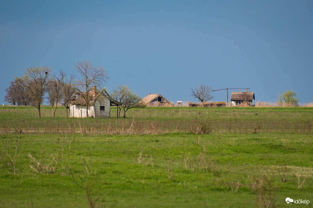 Egykori pusztai őrház és tanya (balról jobbra) a Hortobágyi Nemzeti Park déli területén
