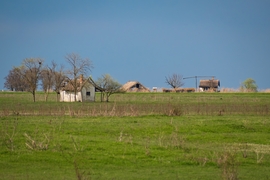 Egykori pusztai őrház és tanya (balról jobbra) a Hortobágyi Nemzeti Park déli területén