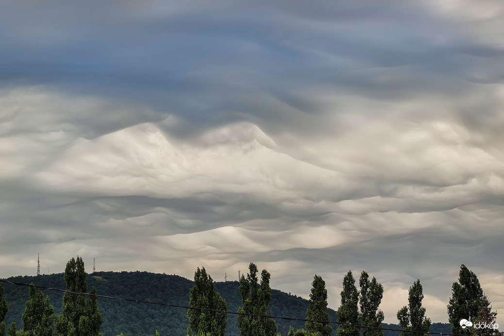 Undulatus asperatus felhők