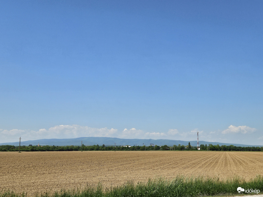 Alpok felhőgyár bekapcsolt - előtérben a Kőszegi-hegység