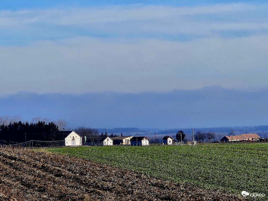 Fertő tó körüli ködtenger széle - kék mező látképe Peresznyéről nézve
