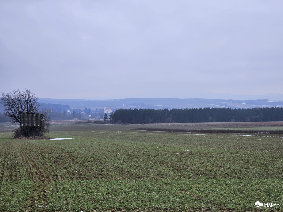 Alpokalján nincs hideg, de szürkes páras, kicsit szeles
