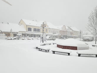 Köszeg Fő tér intenziv havazással
