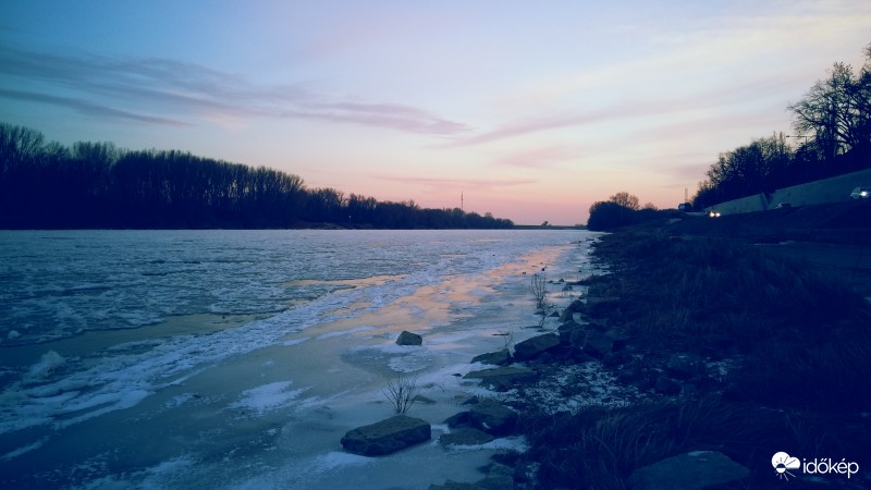 Jégbe öltözött a tisza ;)