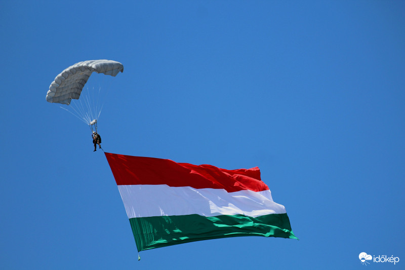 Egy igazi magyar ejtőernyős :)