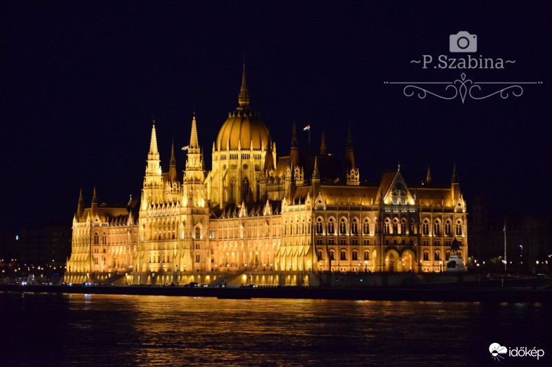 Esti fényekben pombázva