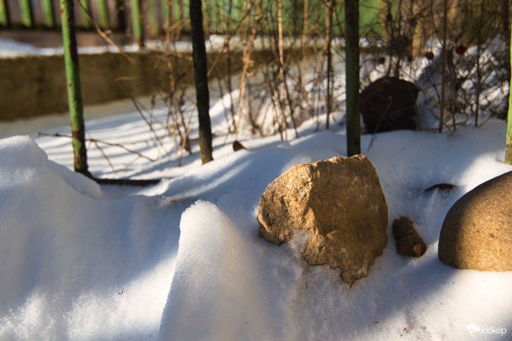 Egy kő a hóban