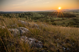 Naplemente sziklákkal