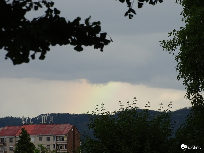 távolban Gyenesdiás felett szivárvány látszik a Keszthelyi kastélyparkból