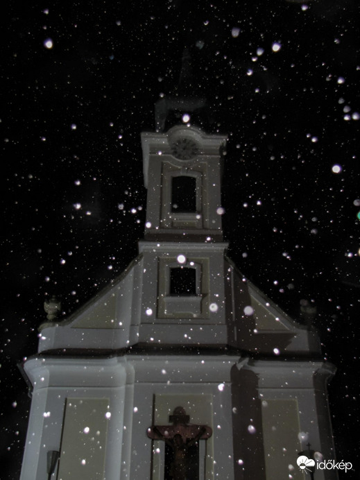 Hullott a hó az éjszakában