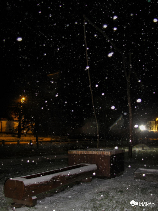 Hullott a hó az éjszakában