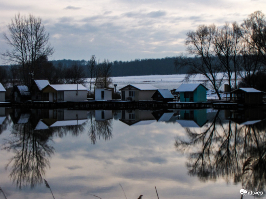 A tükrös hófödte házikók
