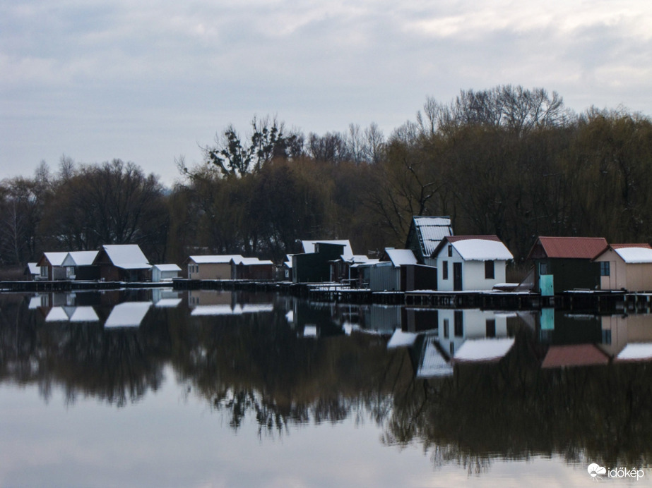 A tükrös hófödte házikók