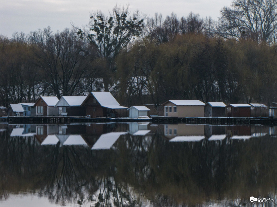 A tükrös hófödte házikók