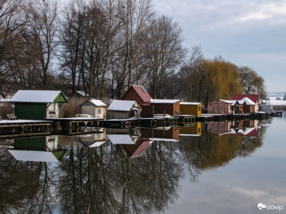 A tükrös hófödte házikók