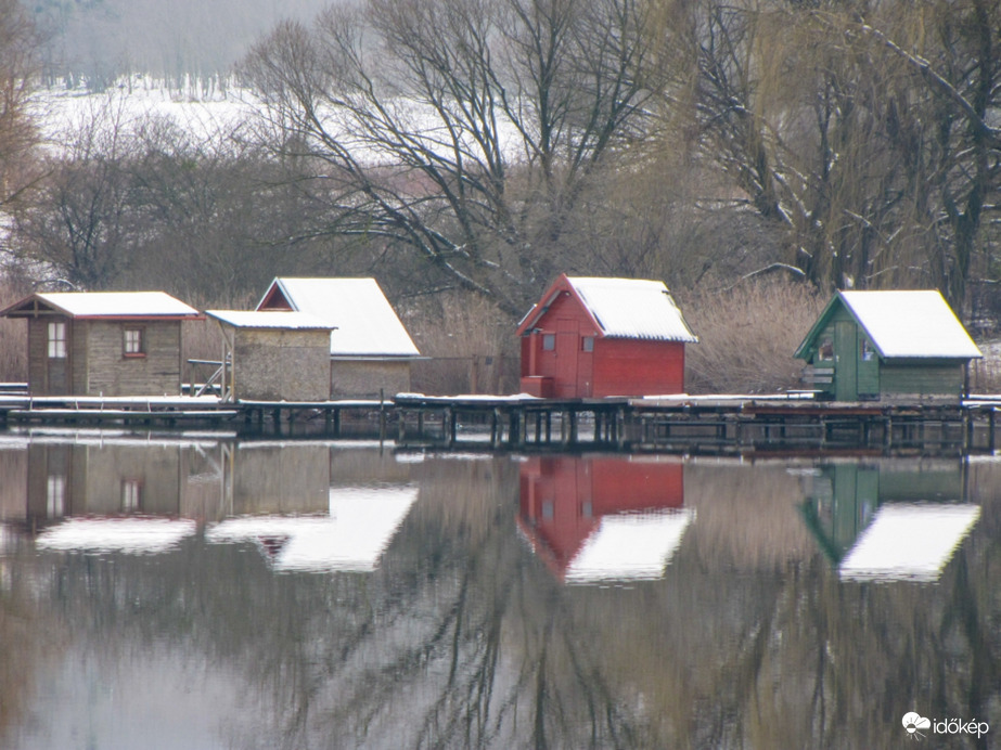 A tükrös hófödte házikók