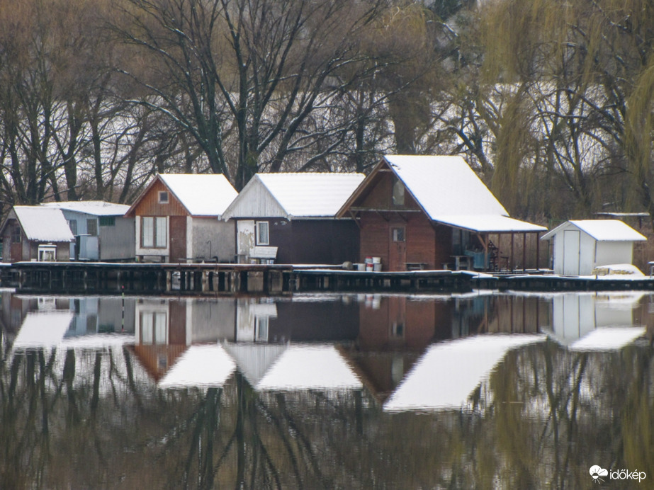 A tükrös hófödte házikók