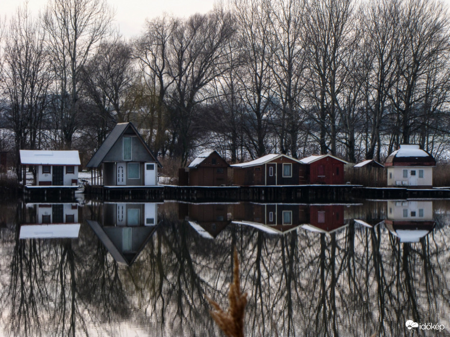 A tükrös hófödte házikók