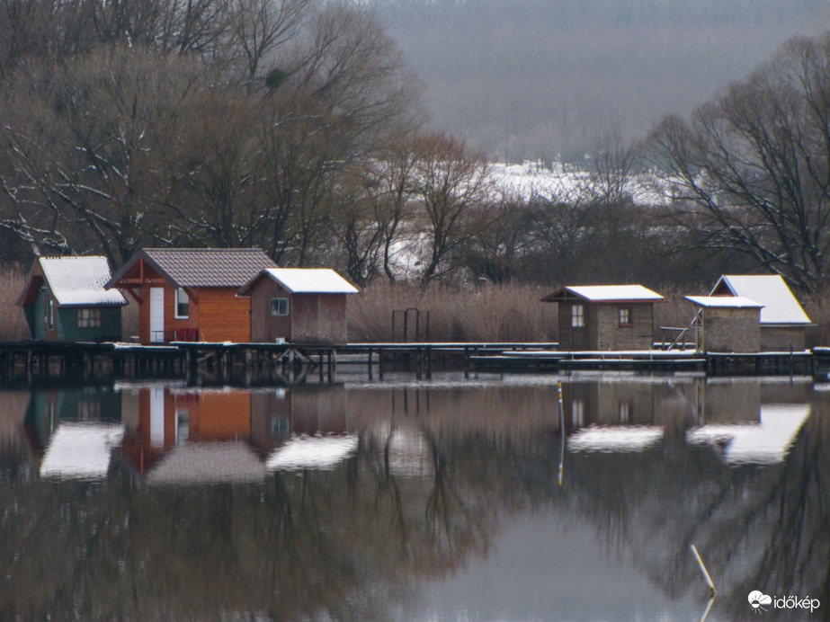 A tükrös hófödte házikók
