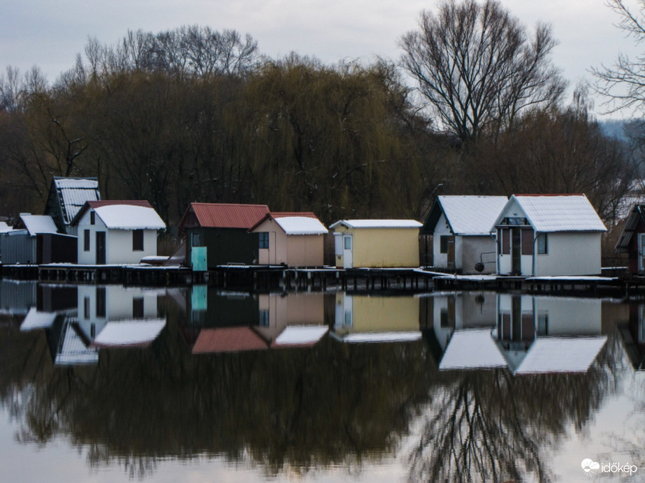 A tükrös hófödte házikók