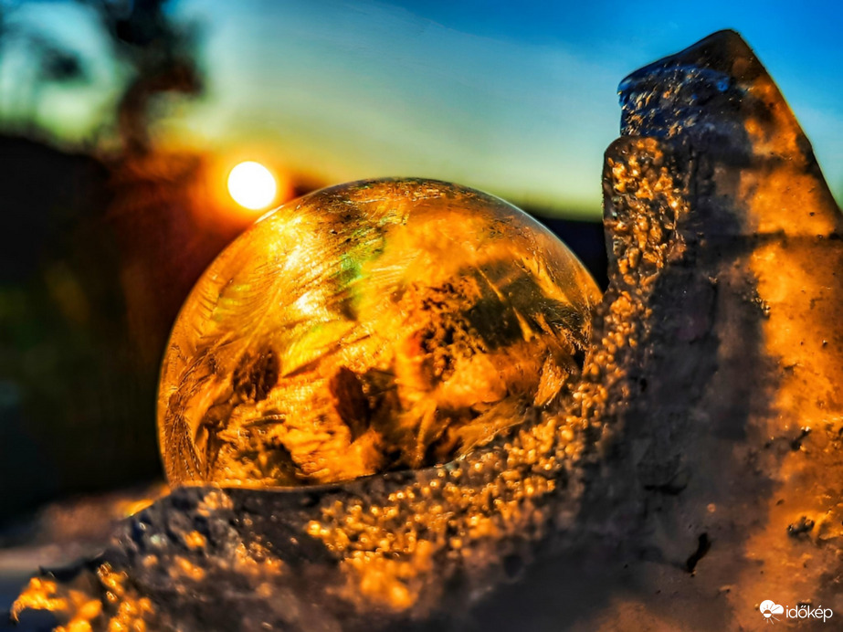 Fagyott buborék a naplementében