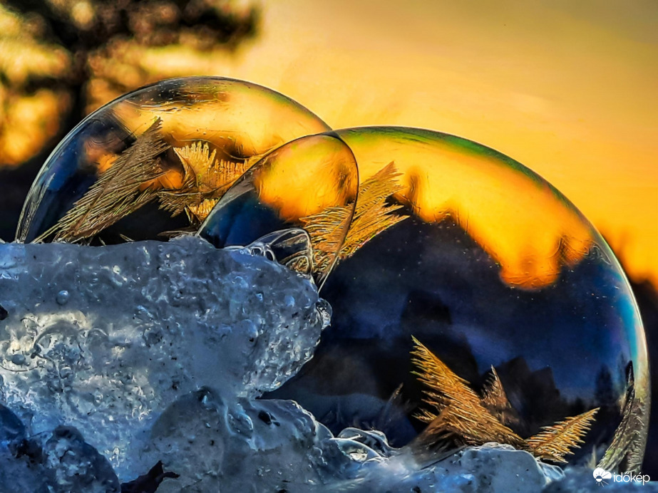 Fagyott buborék a naplementében