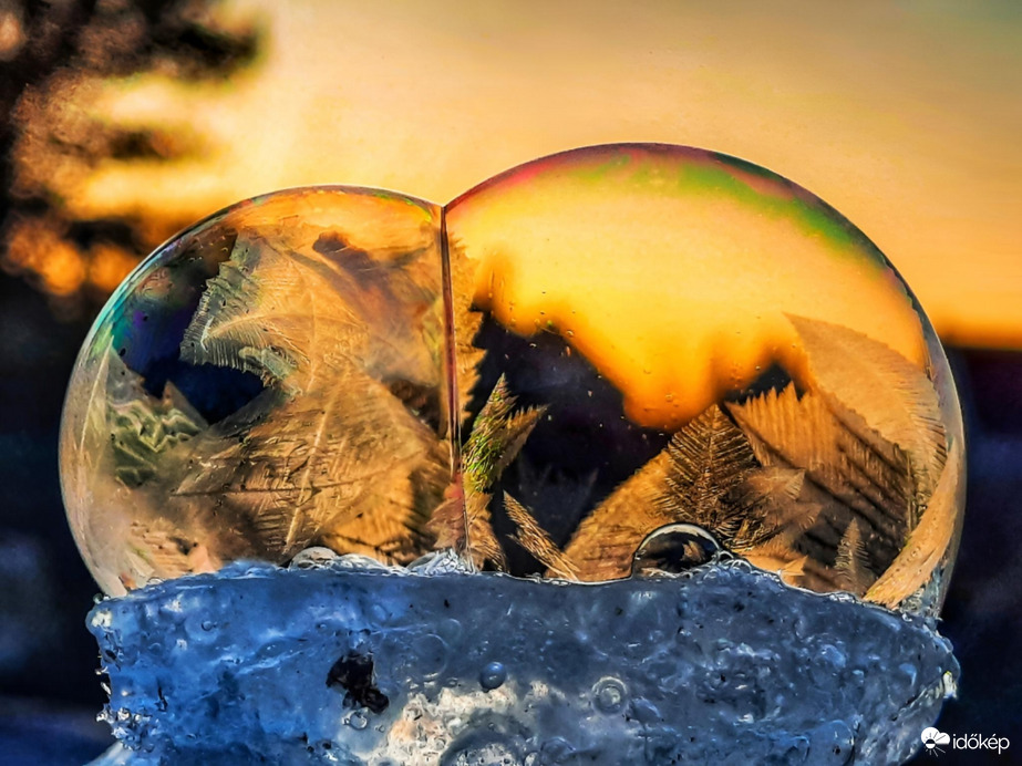 Fagyott buborék a naplementében