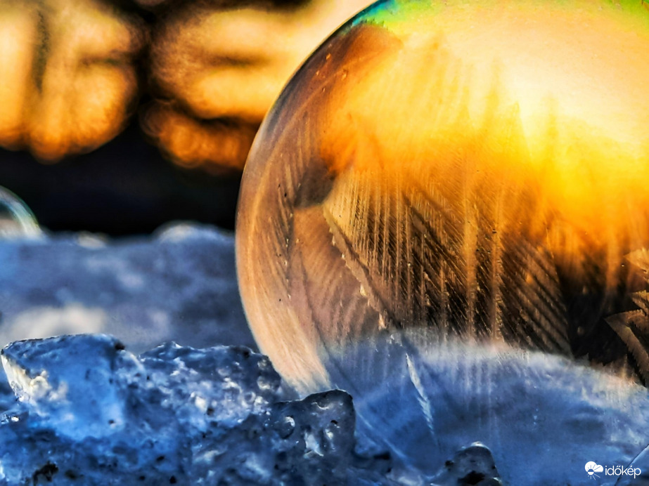 Fagyott buborék a naplementében