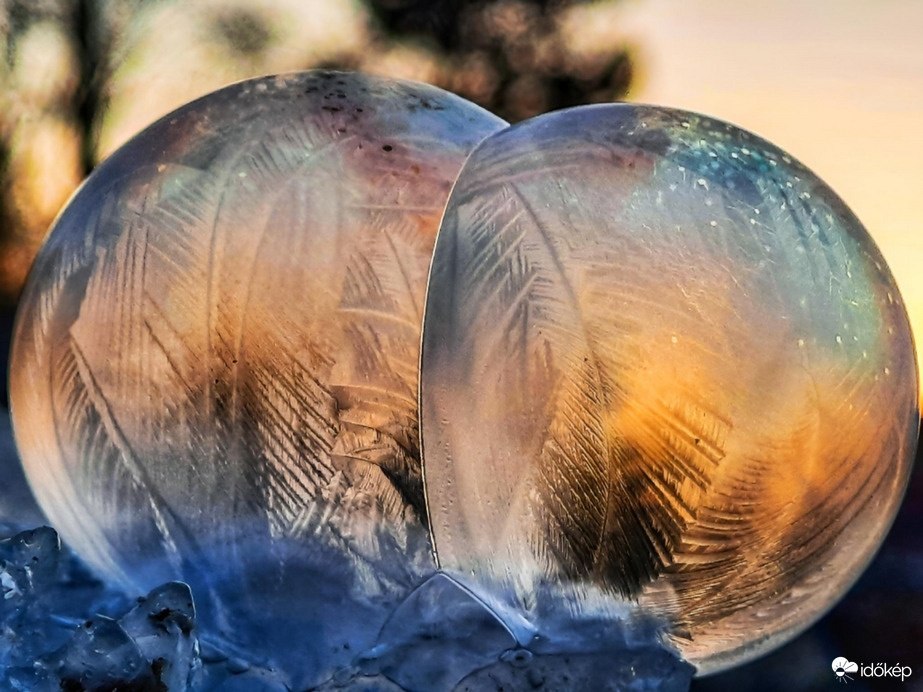 Fagyott buborék a naplementében