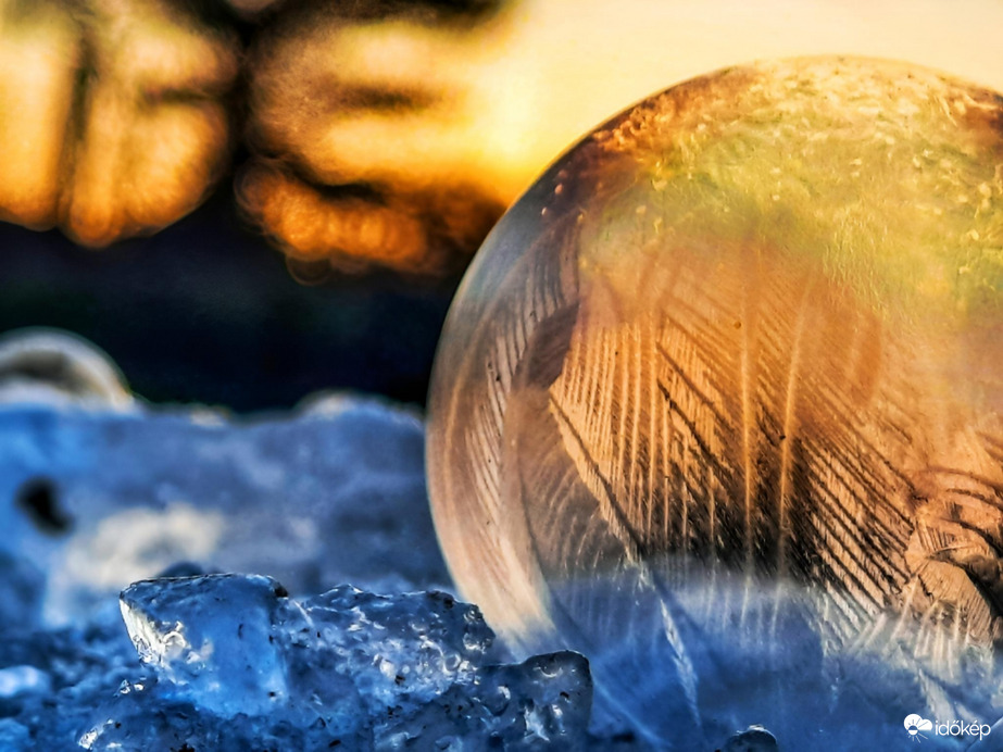 Fagyott buborék a naplementében