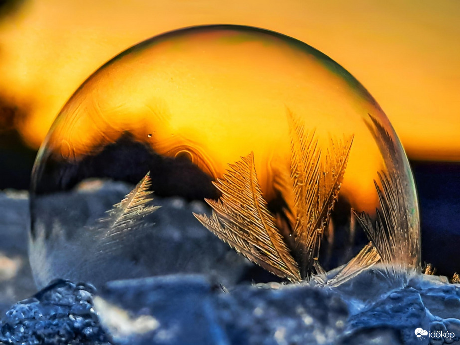 Fagyott buborék a naplementében
