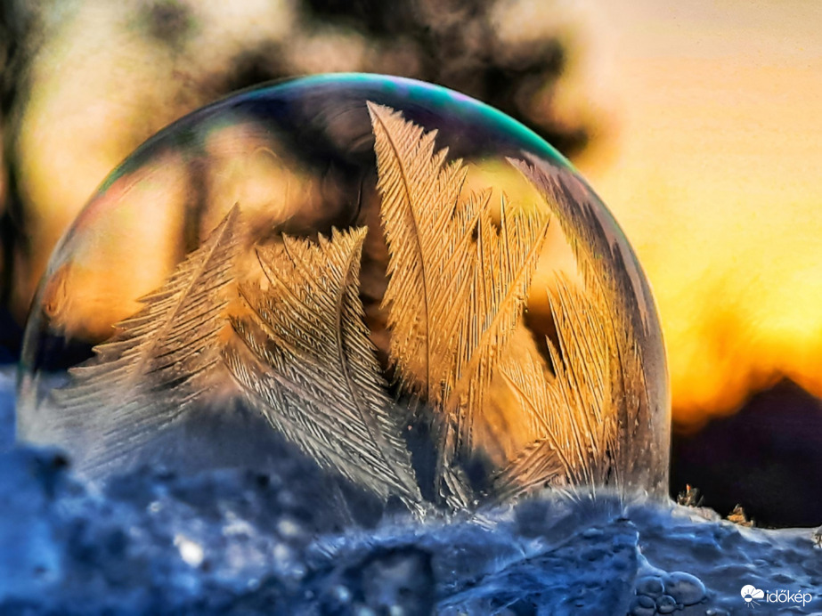 Fagyott buborék a naplementében