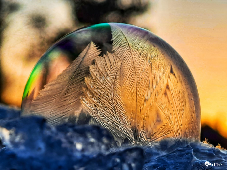 Fagyott buborék a naplementében