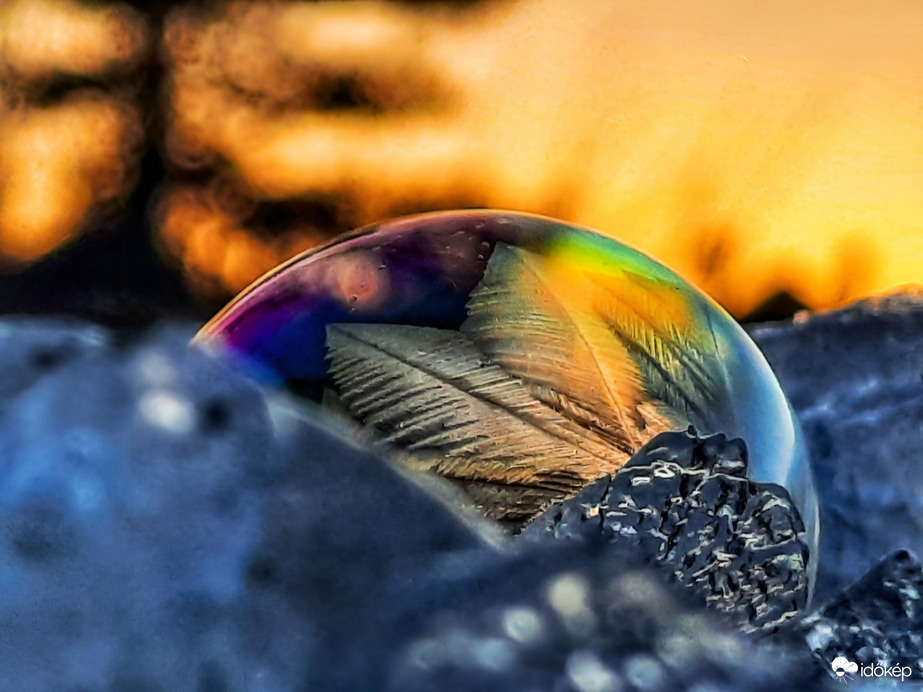 Fagyott buborék a naplementében