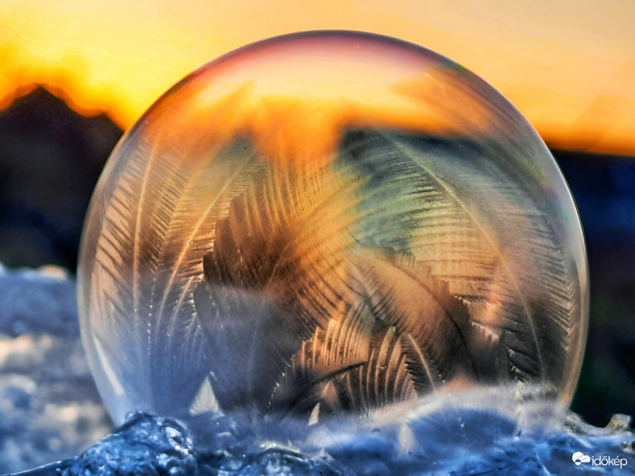 Fagyott buborék a naplementében